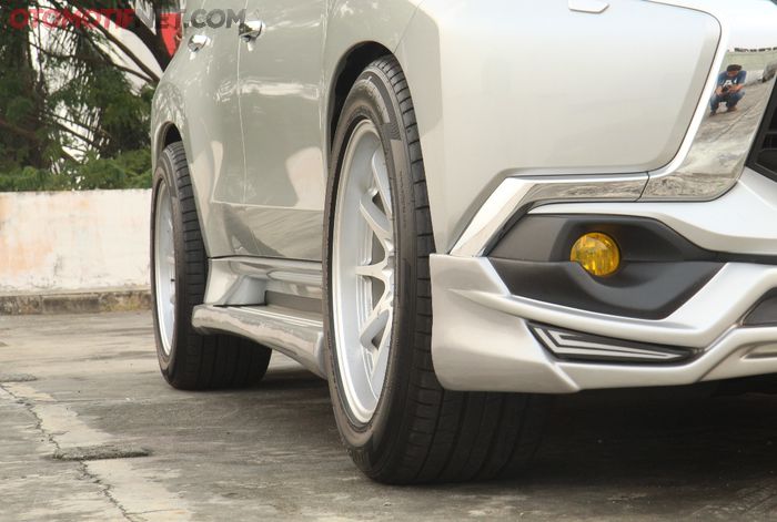 Saat parkir di tempat yang rata, perhatikan jarak permukaan ban dengan bibir spakbor, apakah ada beda ketinggian antara roda bagian kiri dengan bagian kanan atau depan dengan belakang