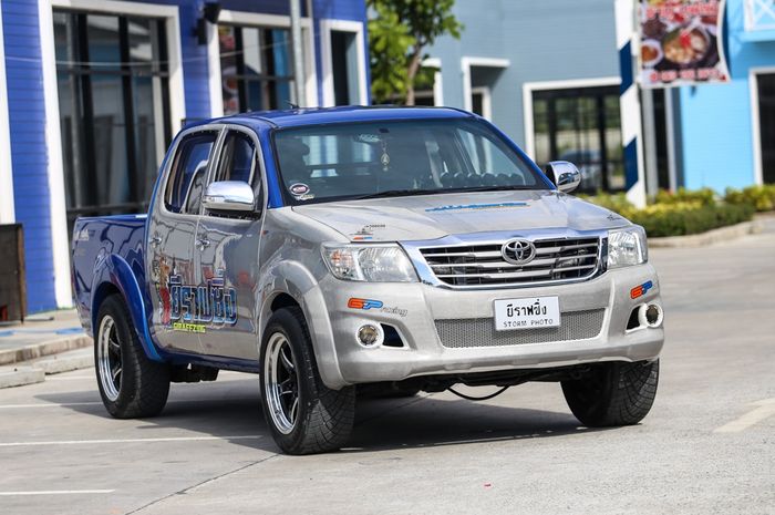 Modifikasi Toyota Hilux bergaya racing yang datang dari Thailand