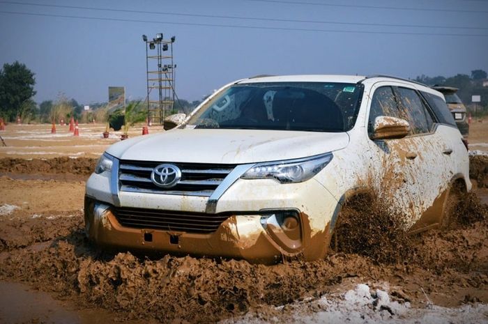 Toyota Fortuner dalam medan berlumpur