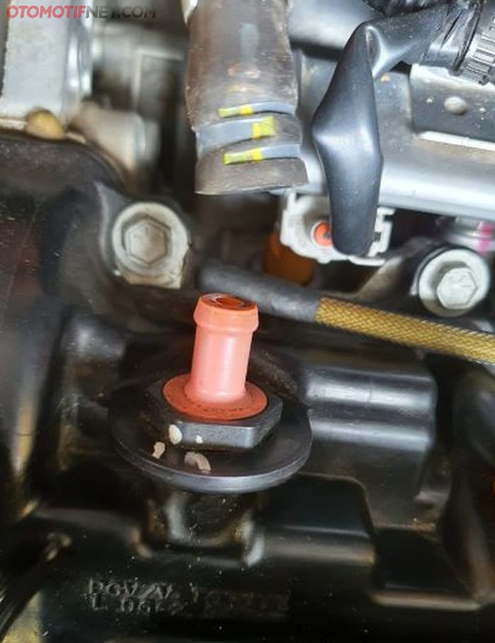 PCV valve  (part warna merah muda)