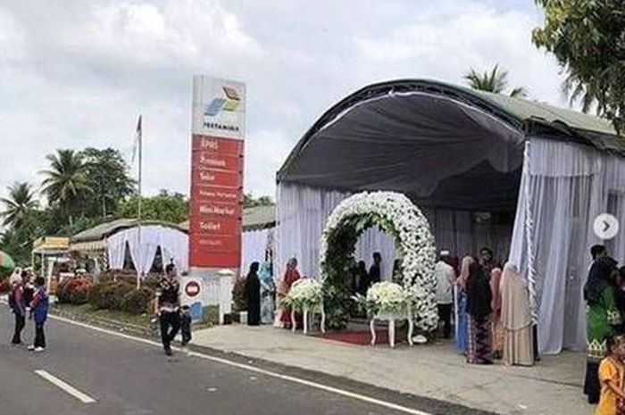 Beredar luas di media sosial tentang foto pernikahan di SPBU.(Instagram: Mbah Kung, @ketoprak_jowo)