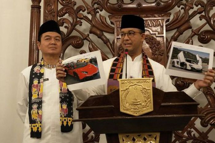 Gubernur DKI Jakarta Anies Baswedan menunjukkan model mobil Lamborgini tipe Aventador yang menunggak