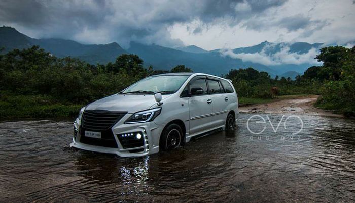 Modifikasi Kijang Innova lawas pakai gril ala Lexus