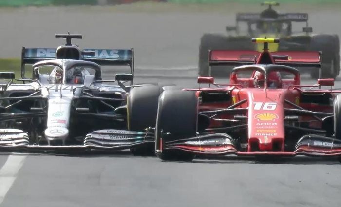 Charles Leclerc terlibat duel ketat dengan Lewis Hamilton di trek lurus saat GP F1 Italia 2019