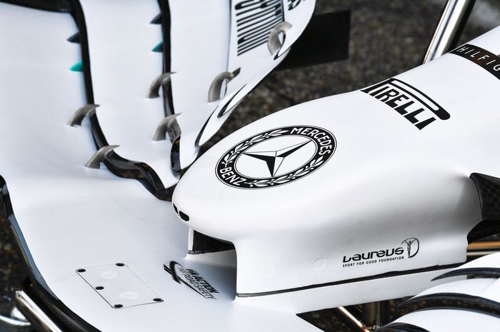 Di F1 Jerman, moncong mobil F1 Mercedes W10 dibalut warna putih dan ada logo khusus Mercedes-Benz