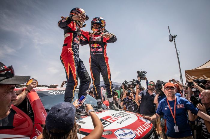 Nasser Al-Attiyah saat merayakan gelar ketiganya usai finish di Reli Dakar 2019