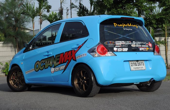 Modifikasi Honda Brio lama terlihat kalem dengan laburan cat biru muda