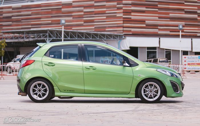 Tongkrongan Mazda2 disetting jadi lebih merunduk