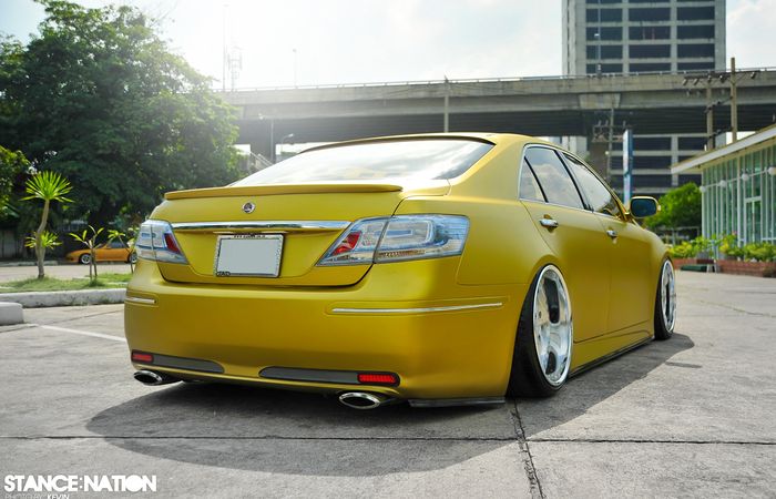 Tampilan belakang modifikasi Toyota Camry lawas elegan bergaya stance