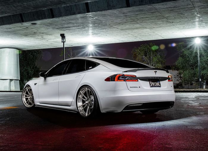 Tampilan belakang modifikasi Tesla Model S dandan ganteng maksimal