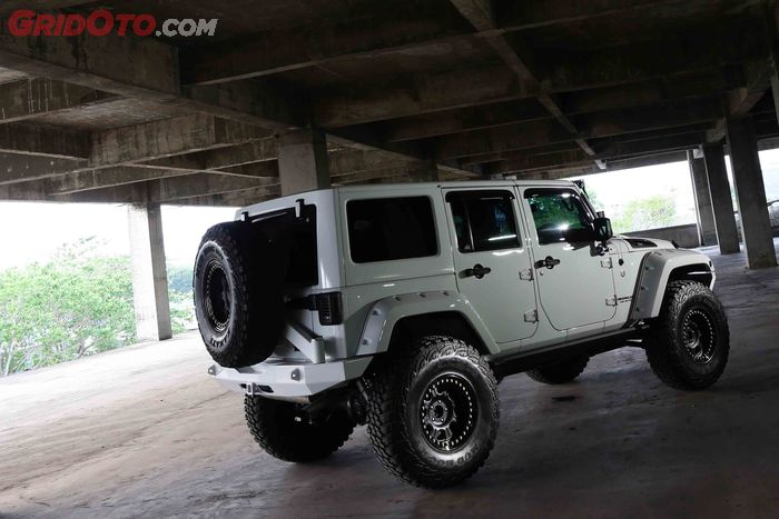 Pelek Raceline ukuran 17x9 pada Jeep JK Wrangler rubicon ini sekaligus dibalut ban Kanati Mud Hog berukuran 39x12,5R17. 