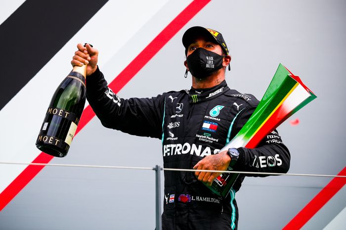 Lewis Hamilton akan dapat kontrak baru selama tiga tahun bersama tim Mercedes