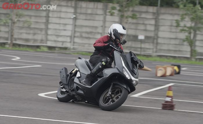 Honda New PCX 160 Roadsync. Masih tetap ringan dan lincah, suspensi belakang makin nyaman.