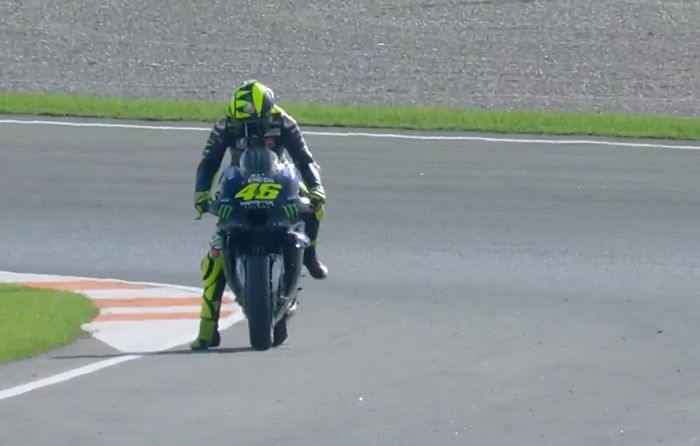 Valentino Rossi menghentikan motornya di MotoGP Eropa 2020