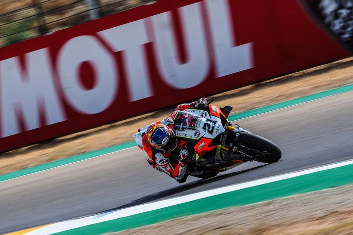 Michael Ruben Rinaldi berhasil mengasapi Jonathan Rea, sementara Ducati menempatkan tiga pembalapnya di posisi lima besar di FP2 WSBK Alcaniz 2020