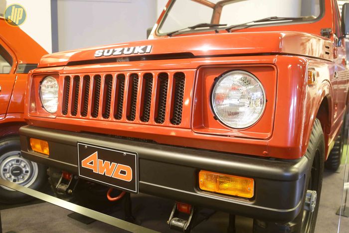 Suzuki Jimny generasi 2 dengan grill kaleng muncul pada tipe SJ30 dan SJ40