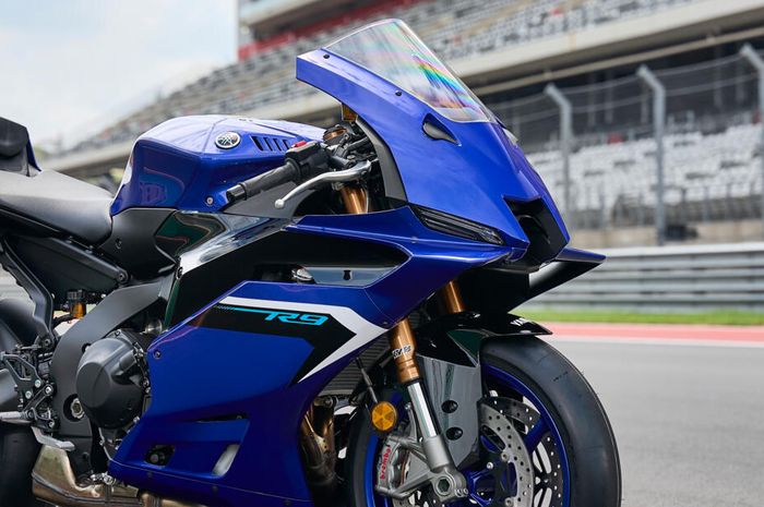 Yamaha YZF-R9 2025, mesin 3 silinder crossplane, tampang sangar!