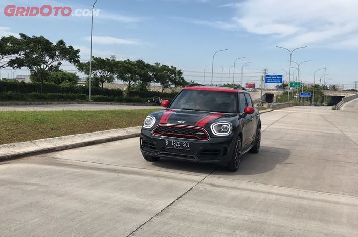 MINI Countryman JCW sedang berakselerasi