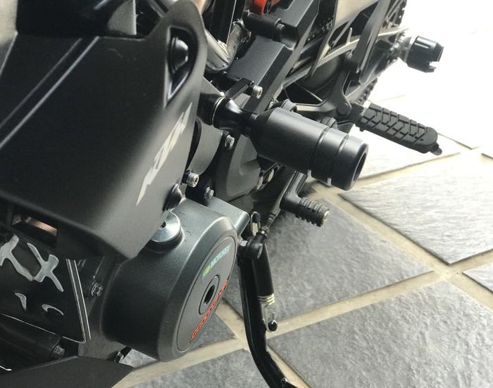 Frame slider terpasang di motor KTM