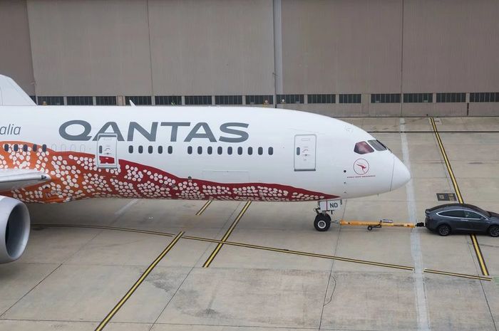 Tesla Model X P100D mampu menarik pesawat 