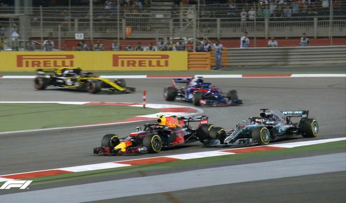 Max Verstappen merasa tindakan yang dilakukannya benar, tetapi malah disenggol Lewis Hamilton