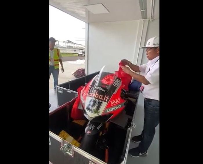 Bikin geger setelah motor tim Aruba.it-Racing-Ducati di-unboxing sembarangan jelang WorldSBK Indonesia 2021. 