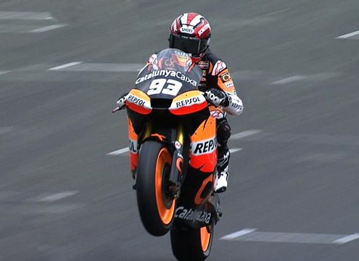 Pada Moto2 Valencia 2012, harus start paling belakang karena manuver agresif saat kualifikasi, Marc Marquez berhasil juara mengalahkan Julian Simon