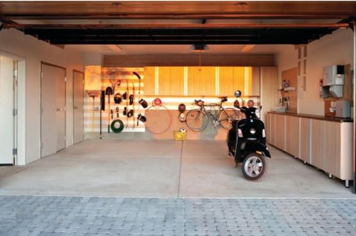 Ilustrasi garasi rumah yang terlihat rapi dengan mengubah tempat perkakasnya