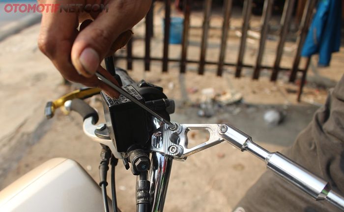 Pasang Stabilizer Setang di All New Honda PCX 150 (Gbr.5) 