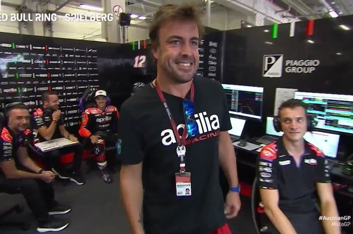 Juara dunia F1 Fernando Alonso di garasi tim Aprilia pada MotoGP Austria 2022