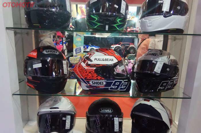 Beli helm di toko resmi