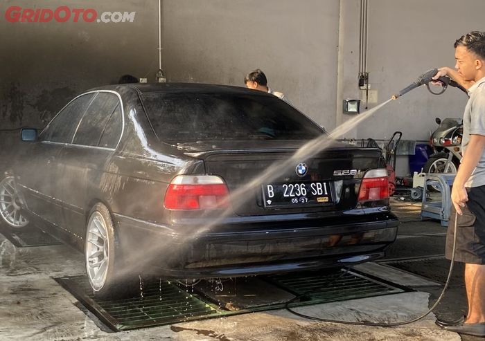 Ilustrasi cuci mobil