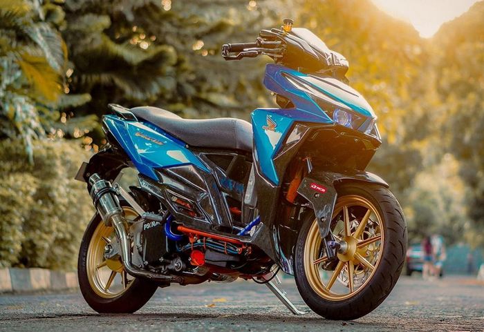 Honda Vario 125 tampil garang repaint biru M3 plus karbon kevlar