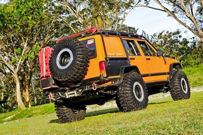 Traksi roda Jeep Cherokee ini lebih maksimal selama di trek off-road berkat ban Maxxis Trepador ukuran 35 inci, pelek beadlock lansiran American Racing ATX Series.