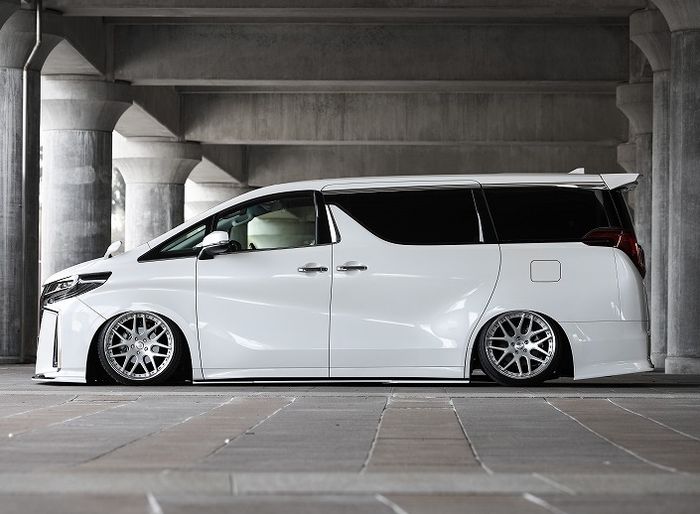 Modifikasi Toyota Alphard ditopang kaki kandas dan pelek Verz Wheels KCV01 20 inci