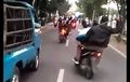 Mengerikan 2 Pria Boncengan Naik Motor Ugal-ugalan Sambil Bawa Pedang di Jalanan