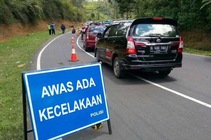 Perbaikan kontur jalan Tanjakan Emen