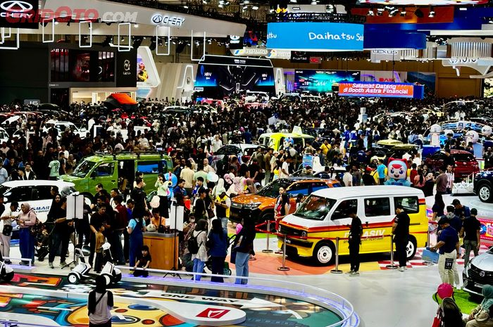 Suasana ramainya GIIAS 2025