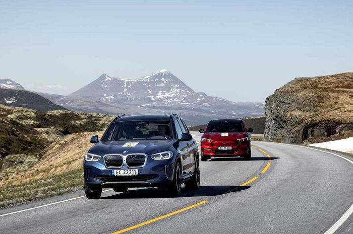 Pengetesan jarak tempuh Norwegian Automobile Federation (NAF). Terlihat BMW iX3 dan Ford Mustang Mach-E