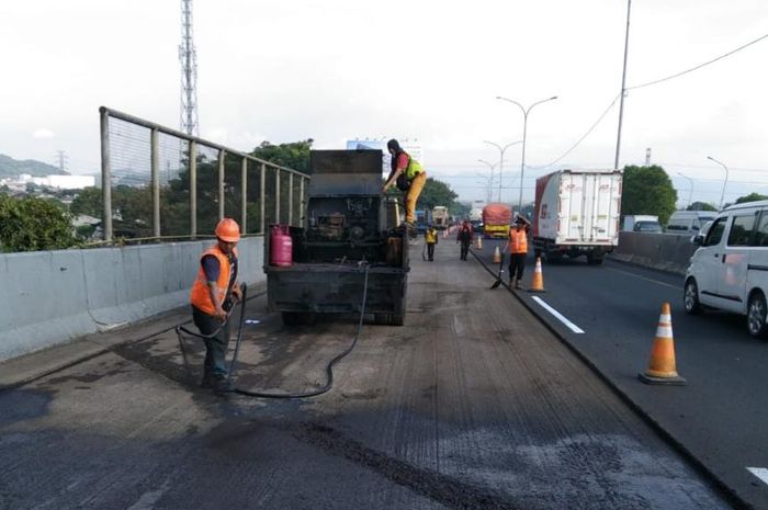 PT Jasamarga Metropolitan Tollroad (JMT) lanjutkan kembali perbaikan jalan di sejumlah titik Ruas Tol Cipularang.