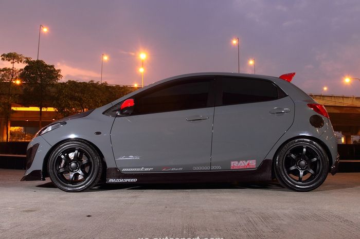 Modifikasi Mazda2 berlabel Evil Track ini sudah oprek mesin dan kemasan kabin