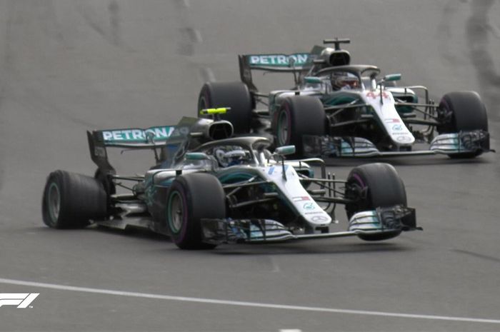 Ban kanan belakang mobil Valtteri Bottas pecah ketika lomba GP F1 Azerbaijan menyisakan dua lap lagi, akibatnya posisi terdepan diambil rekan setimnya Lewis Hamilton