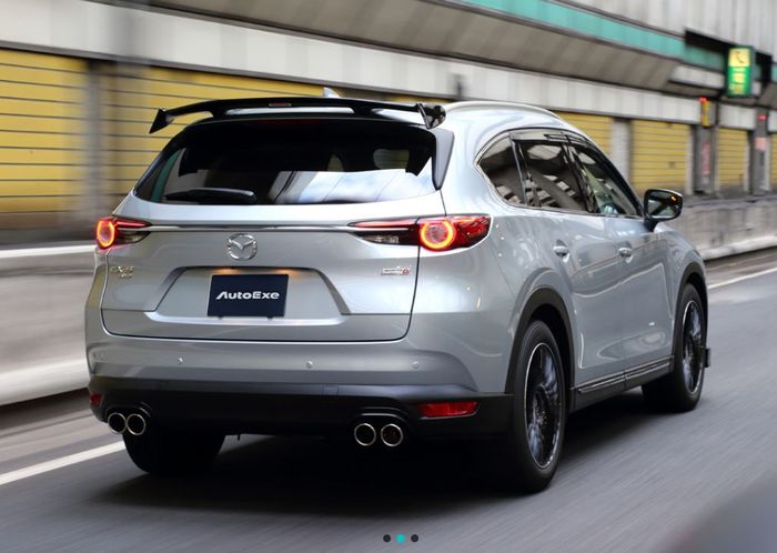 Tampilan belakang modifikasi Mazda CX-8 dipasok knalpot krom dan spoiler atap