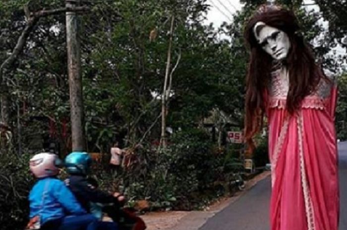 Sosok patung menyeramkan bikin pemotor ketakutan kalau jalan tengah malam.