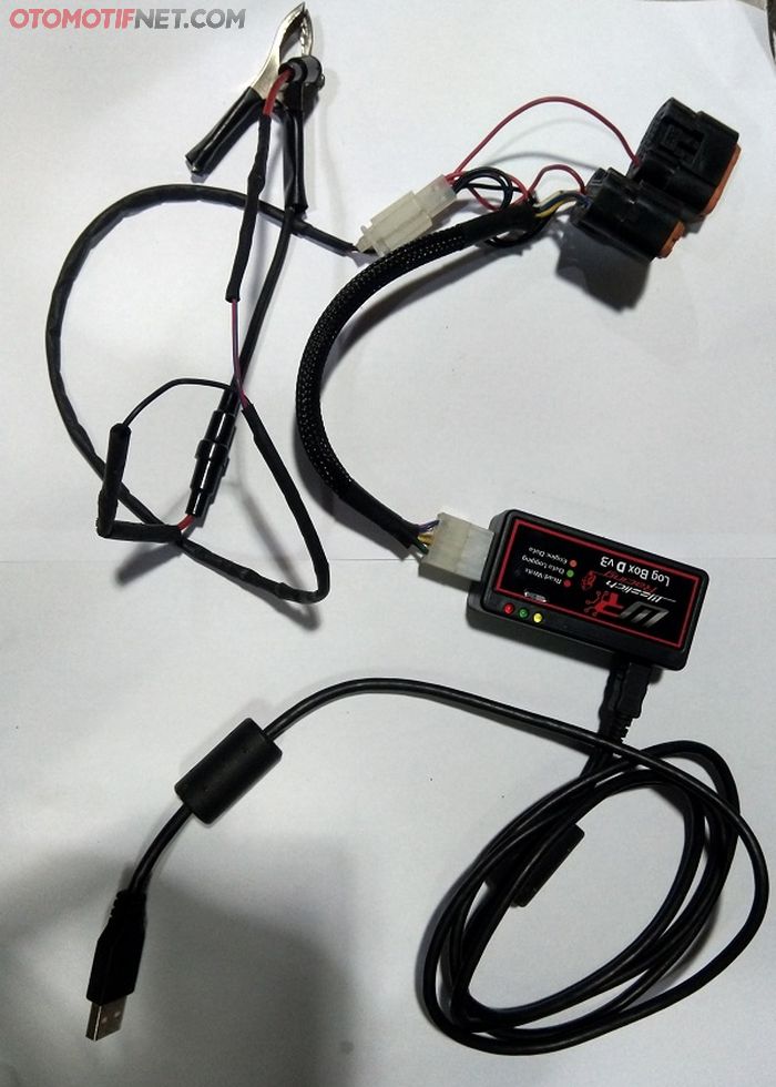 Kabel interface yang menghubungkan ECU dengan laptop  