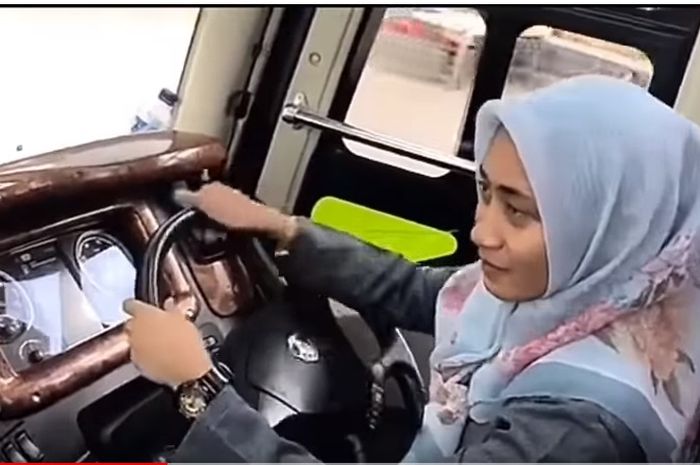 Perempuan cantik pengemudi bus Scania