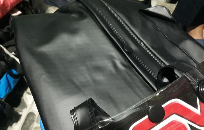 Jas hujan bahan karet atau PVC