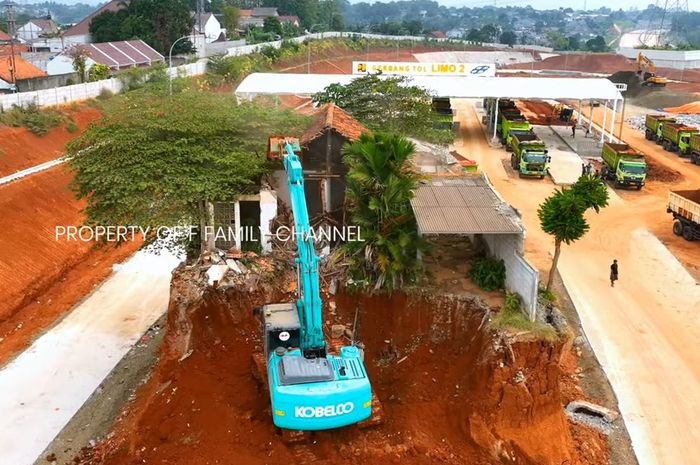 Proses pembongkaran sebuah rumah yang viral di tol Cijago Depok