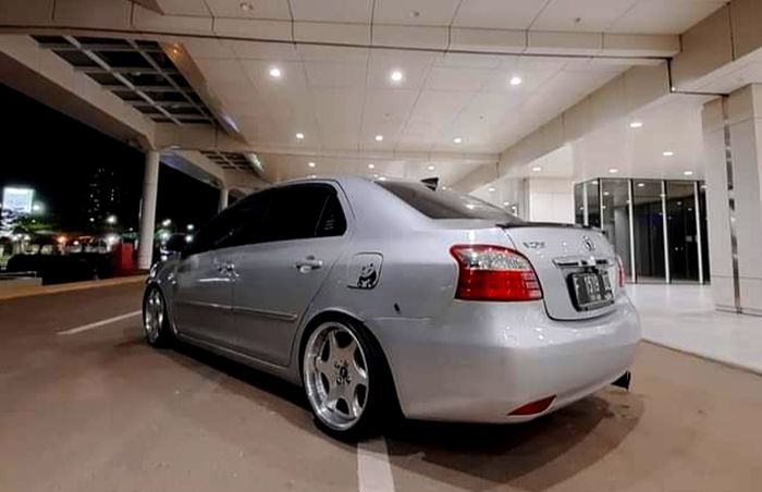 Tampilan belakang Toyota Vios, fender roll cocor bebek dan ada ducktail