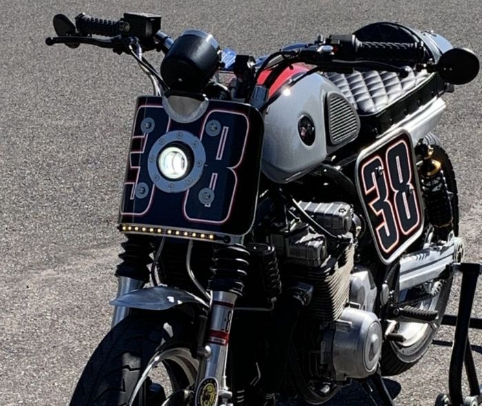 Dipasang headlamp LED mungil dan lampu sein LED strip untuk tampang depannya